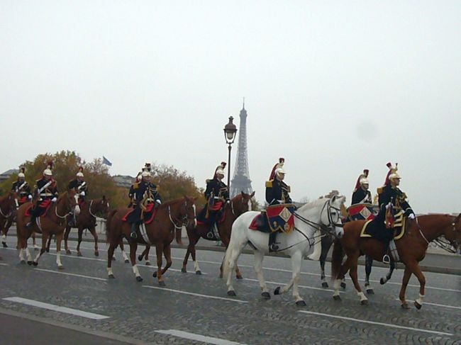 第一次世界大戦休戦記念日１１．１１<br /><br />エッフェル塔をバックに<br /><br />お馬に乗った兵隊さん。<br /><br />この日、凱旋門は午前中閉鎖。<br />
