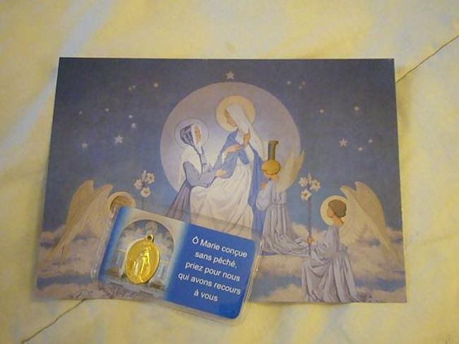 <br />奇跡のメダル教会<br /><br />前日は迷ってたどり着けなかった。<br /><br />親切なおじさん、お姉さんに道を教えてもらったにもかかわらず。。<br /><br />で、2度目のトライ。<br /><br />ミサも見学。（退出するタイミングをはずした。。）