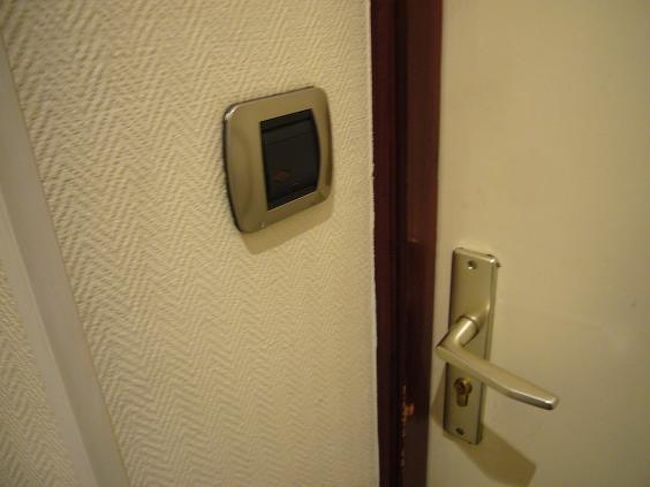<br />ホテル廊下にあるライトのスイッチ<br /><br />初日、これがライトのスイッチだとわからず、真っ暗の中 ドアノブ下の鍵穴を探した。<br /><br />てっきりチャイムだと。