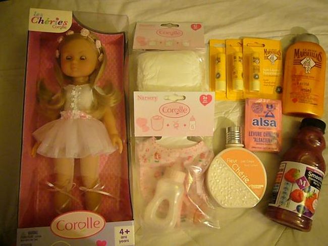 <br />　☆　お土産　☆<br /><br /><br />娘にCOROLLEのお人形。<br /><br />服のデザインもかわいい。他にも色々あった。<br /><br />目が開閉。香り付き。<br /><br />トイ○ラスにも売ってるかな？とおもいつつも購入。<br /><br />後から調べたところ・・<br /><br />この人形の赤ちゃんバージョンが人気みたい。<br /><br />泣いたり、フランス語でお話するらしい。。<br /><br />