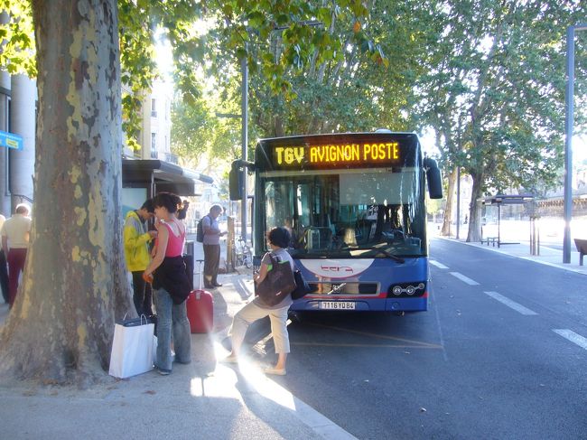 郵便局前からアヴィニヨンＴＧＶ行きのバスが出ています。