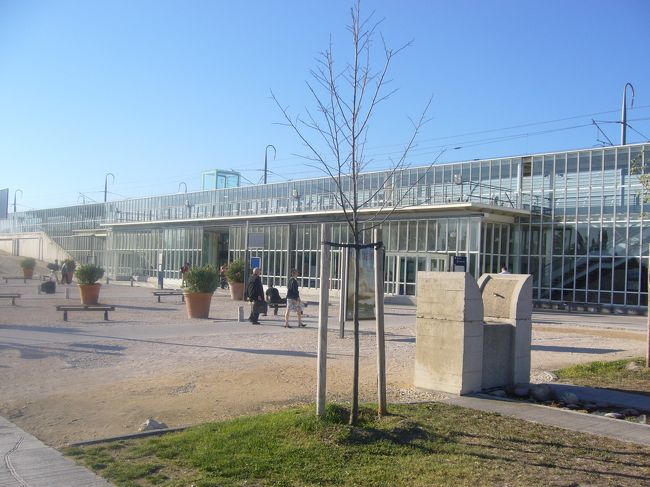 アヴィニョンＴＧＶ駅。<br />近代的な感じです。