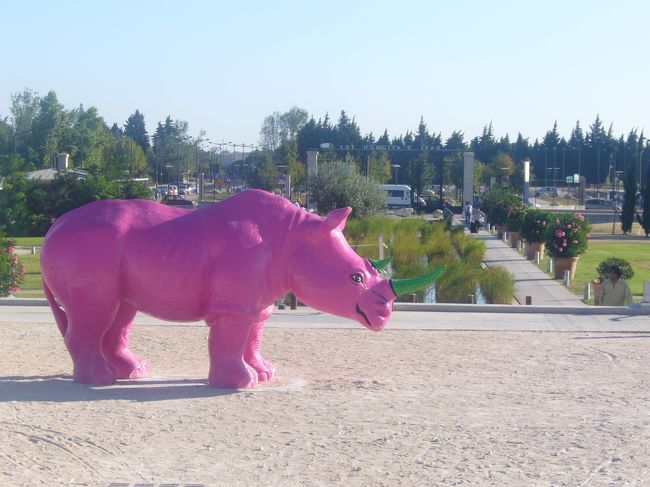 駅前には、なぜかピンクのサイの像が。