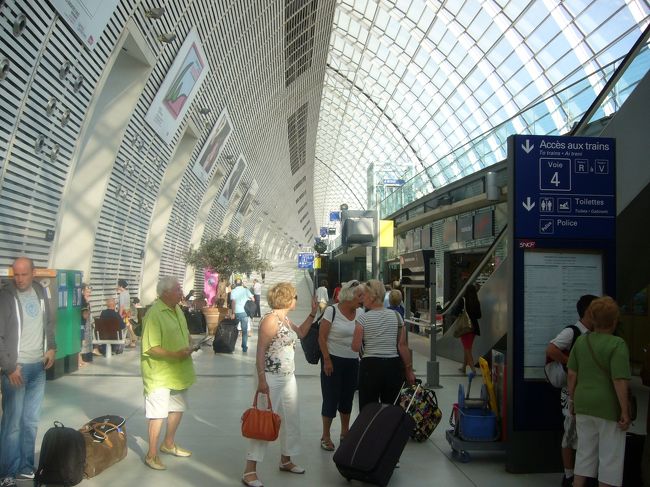 駅の中はなかなかおしゃれな雰囲気。