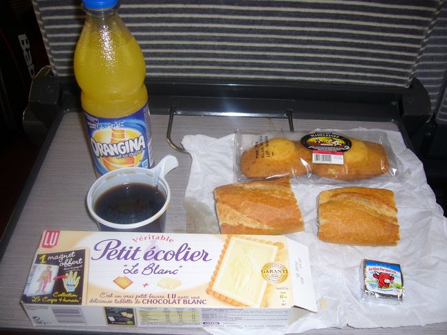 ホテルの朝食から持ってきたパンと、<br />アヴィニョン駅で買ったマドレーヌでランチ。