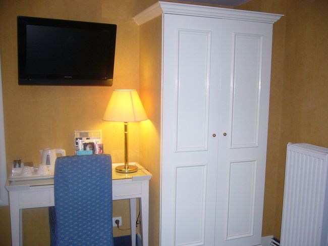 白と青で統一されたインテリア。