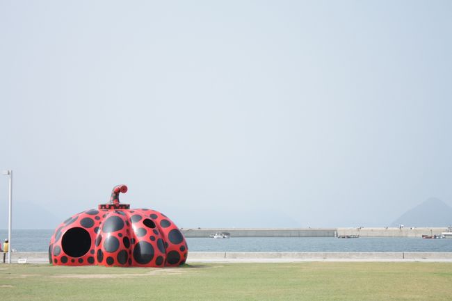 <br />フェリーを降りると教えられた通り左折し、車で走ること5分。<br /><br /><br /><br />あった！<br /><br />赤かぼちゃ発見！！<br /><br /><br />ついに来た〜