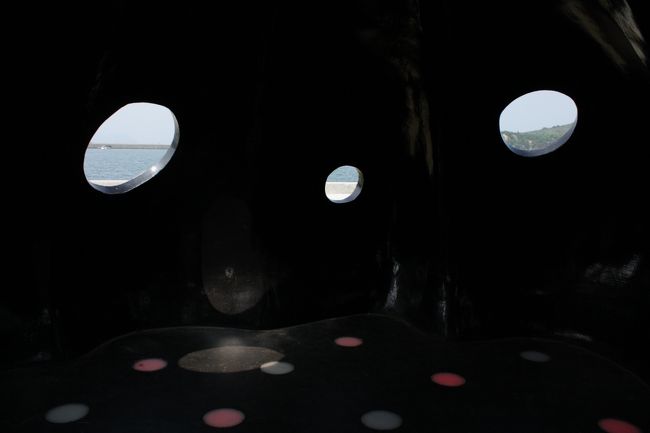 中にも入れちゃうんです。<br /><br />オシャレな遊具のような芸術作品。<br /><br /><br />それにしても、中まで水玉模様になっているとは、<br /><br />さすが草間彌生さん。<br /><br /><br />私たちは、この赤かぼちゃの港に着くフェリーに乗っていなかったので<br />到着前にカメラTimeを満喫することができました♪