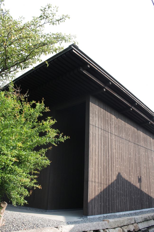 <br />「南寺」　ジェームズ・タレル<br /><br />　設計は、こちらも安藤忠雄さん。<br /><br /><br />一度に中に入れる人数は決まっています。<br /><br />整理券など配っていたようですが、私たちは偶然にもそのままIN。<br /><br />内部はひんやり、涼しかったです。<br /><br />ちょっとした仕掛けがしてあります☆<br /><br />