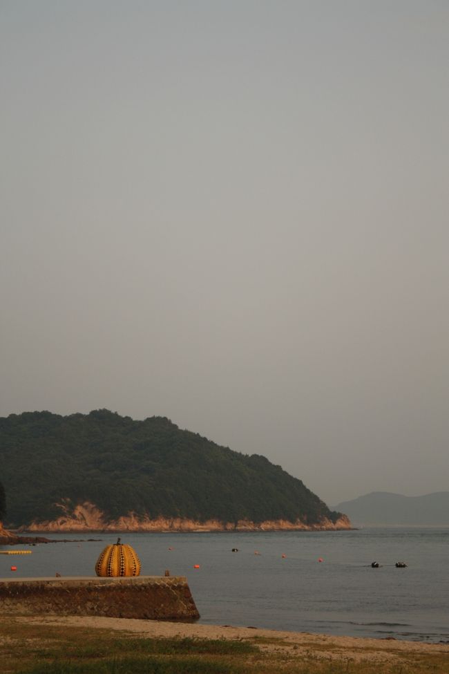 　<br /><br /><br />夕暮れ時の、哀愁漂う黄かぼちゃ。