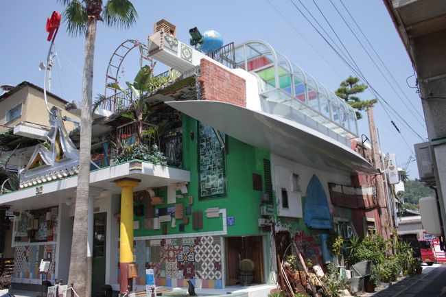 <br />　<br />夜のネオンも妖しい光で良かったですが、昼間来てみるのもいいですよ〜。<br /><br /><br />銭湯は閉まっていますが、人も少ないですしカラフルなペイントが見られます。<br /><br />フェリー乗り場にも近いので、早めに付いたら是非。