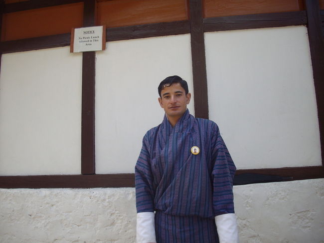 ガイドのサンゲさん。仕事をするときは必ず民族衣装を茶区世ｙしなければならない。