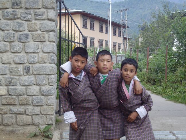 　朝、学校前の小学生。勉強するときは実を引き締めて民族衣装を着なければならない。とても、元気で目が輝いていた。