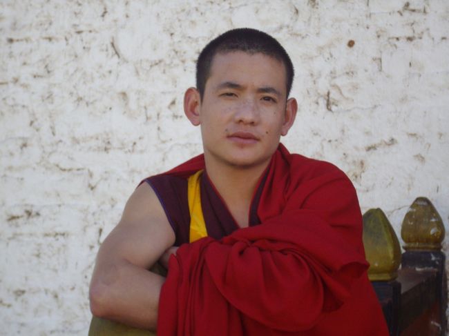 　厳しい修行をしているラマ教の僧侶派一休みしていた。快く被写体になってくださった。仏門に入ると一生妻帯できない。