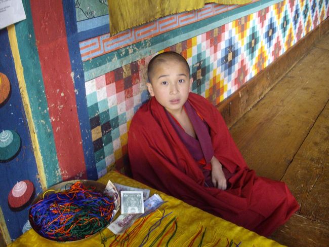 　この坊やも僧侶の修行。自分が選択したのだろうか。寺の隅で縁結びの糸を売っていた。　