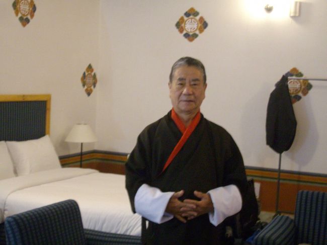 この民族衣装を着て得意げな爺は私。私が「ギ」を着てみたいと行ったら、サンゲさんはお父さんの物をホテルまで持って来てくださった。<br />私が死んだら、多分、仏壇用になるくらいお気に入りの写真である。