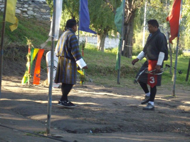 ブータンではアーチェリーの試合をするときも民族衣装を着る。相手のチームが的に矢が当たると祝福して歌いながらダンスを踊る。<br />とても優しい民族でのどかな光景であった。