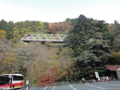 阿蘇から車で菊池渓谷へと向かいます。目的地に近づくにつれて、美しい紅葉の景色が見えるようになってきます。朝１０時頃、渓谷の入口付近の駐車場に到着です。駐車場付近からも早くも美しい紅葉が見られ、期待が高まります。