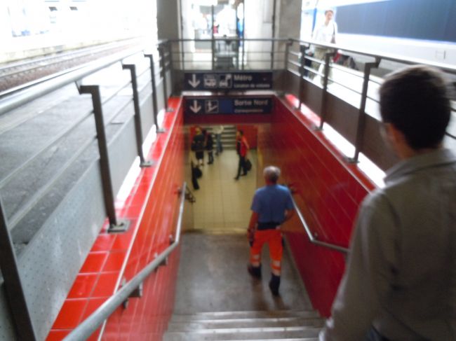 寝過ごすことなくレンヌ到着。<br />北口への下り階段は、ホームの後方なので、また歩く歩く。