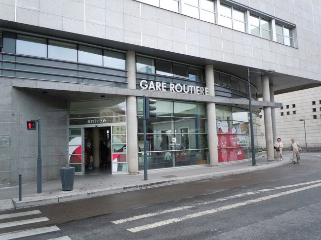 モンサンミッシェルのバス乗り場へ<br />駅を背にして、すぐ右手にバスの案内所の建物があり、道なりに進むとバス停があります。建物の中を通り過ぎてもＯＫです。<br />私がついた時は、バスが止まっていて、かなりの人が座っています。<br />チケットを見せ、ドライバーのすぐ後ろが空いていたので、モンサンまで眺めのよいドライブです。