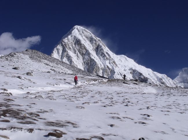 ２０１０年１０月３０日（土）<br />１５４−１１０−８３　酸素濃度７６−９２<br />前日から、クリシュナが持ち金が少なくなったため、サラリーを払ってくれないかと言われた。<br />昨日ペンパさんに両替をまたお願いしておいた。昨日までの分７０００RP支払う。ジリから１８日たったことか。<br /><br />宿泊代２４７０RP　えらく高いと思って、もう一度計算させると、ポテトとシェルパシチューが抜けていたと、６００RP追加となってしまった。ルーム代１０００RPとはぼったくりだよね。<br /><br />Pumoは「乙女または娘」、Riは「山」、「乙女の山」の意である。エベレストの娘とも言われる。あの有名なジョージ・マロリーが名づけたといわれている。