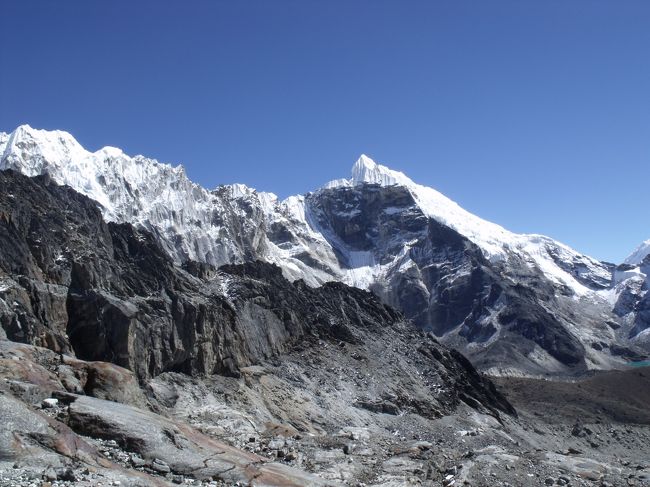 ８：０５出発　アマダに向かって進む。<br />８：５５　湖の横にテントサイトがある。氷河が川をせき止めてできた湖。<br />上の方は氷河に見えるが、下の方は瓦礫の扇状地。でも横筋が入っているので、<br />クレパスがあるのだろう。山が大きすぎて、カメラに入りきれない。圧倒してのしかかってくるようだ。<br /><br />氷河水　集めて早し　ドートコシ<br /><br />地図はもうバラバラ。丈夫そうに見えるが、濡れたら非常に弱く折れ目が切れてしまう。<br />セロテープを持ってこなければいけない。何所にも売っていなかった。<br /><br />しかし、クリシュナは煙草をよく吸う。自分が煙草を飲みたいがためにレストと言っているようだ。ネパールでは１５歳から喫煙できるそうで、ペンパさんは５２歳で、孫が５人いるそうです。