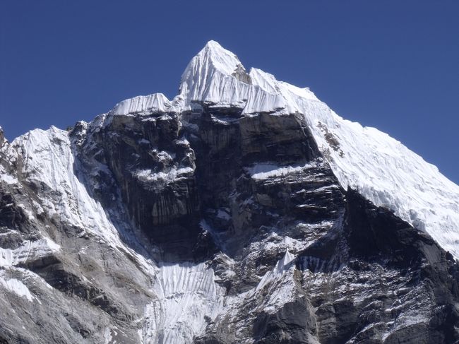 トゥクラの上に八峰がある。この八峰がローチェ、左がプモリ、もっと左がロブチェピーク、その真下にロブチェがあるそうです。写真の右端を５人のパーティが登っているそうです。<br />私には見えません。カンテガとアダムの間にうろこ雲がかかる。ペンパさんは雪雲だと言う。気温も気圧もさがって来たようだ。<br /><br />１０：４５河原でルートが合流。ずーっと緩やかなプモリの河原を遡る。<br />１１：３５ロブチェ４９２８M　　血中酸素７５−７９少しふらふら<br />洗面所の水はない。ミネラルウォーターで歯磨きする。<br />女性メンバー　うわぁー顔がむくんでいる。<br />ダイソー夫人　いえ、あなたは美しいままです。<br />夜中に何度もおしっこに行くのが面倒なので、空きペットボトルをもらう。