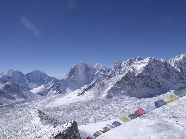 ２０１０年１０月３１日（日）<br />夜中に４度も小便に起きる。３度目で８分目になり、４度目はトイレに行って捨ててくる。<br />雪が降っている。しかしよく出るもんだ。<br /><br />女性陣が、ペンパさんに、トイレの水が無くなっているので、補充してくれるように頼んでいる。<br />血中酸素８３−９０大分回復した。<br />昨日ロッジに泊まれなかったポーター達は、だいぶん上の岩屋で泊まっていたそうで、<br />まだ火を焚いている。ドミで１０００RPもとるのなら、あちらの方がよかったのでは。