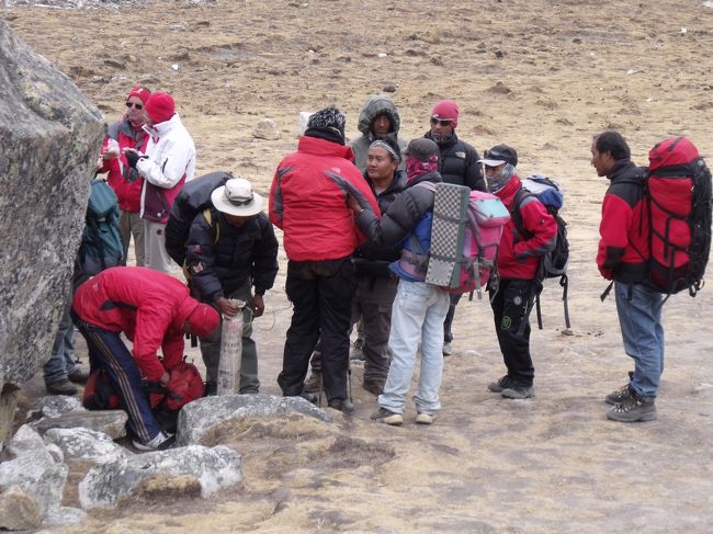 １１：１０ゴラクシェフ　おそらく世界一高い場所にある宿のはず<br />宿が見えてから皆さん足が偉く早くなる。１５人ぐらいの外人部隊に、To day No goodとか声をかけていたら、何所へ行ったか解らなくなる。一番奥のロッジにまで行くと、皆さんがいた。<br />所が、私の部屋がないとの事。ペンパさんはクリシュナに他を探しに行けと指示する。<br /><br /><br />髭の手入れでもしようと、はさみはないかと台所を覗くと、ポテトの皮をむいている。おいらにもおくれよと言うと、皮つきを１個放り投げられた。ホクホクで旨かった。<br /><br />さびしいので、混成隊のロッジに行く。チャイが１敗１８０RPと恐ろしく高い。<br />５００RPを出すと３２０RPのお釣りを持ってきた。ペンパさんにえらく高いねと言ったら、<br />間違いを正してくれ１００RP返してくれた。<br />雪は降り続く。１０００RPぐらい払っても、ストーブに火を入れてほしいと、恃むと入れてくれた。ストーブ代はとられなかった。