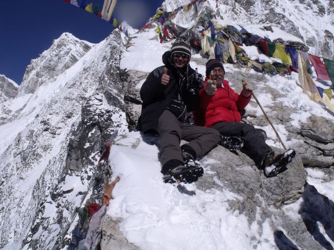 ２０１０年１１月１日（月）ゴラクシェフ朝、霧が深い。混成隊のロッジに行く。<br />このまま霧が晴れないようなら、７時に下山すると言う。そうかやはりだめか。<br />一か八か、ダメもとで行ってみるだけ行こうかとも思ったが、<br />皆さんと一緒に下山しようと準備をした。<br /><br />しかし、７：３０ちょっともたもたしているうちに、皆さん下山してしまった。<br />ところが、だんだん晴れ上がってきた。わずか１０分ほどのことだ。<br />やはり最大の目的地カラパタールに行こうと決心した。<br />水場の横から登り始める。ポーターが水をポリタンの半分ないものに組み入れている。<br /><br />エベレストは雪煙を上げている。おそらくチョラ峠は閉鎖されていると思う。<br />小さなタルチョ付近で一服　プモリの左側の鞍部あたりがカラパタールらしい。<br />エベレストのアイスフォールあたりに雲が出てきたと思ったら、雪崩だった。