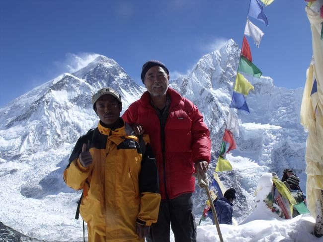 青年が降りてきた。ウィスキーがあるが一緒に飲まないかと誘うと躊躇なく引き返す。<br />こういう人好きだなぁ。この人青森から来たと言う。なるほど納得。<br /><br />１０：１５　カラパタール頂上　大韓航空から貰ったミニチュア瓶の３本うち、VSOPを渡すとグビグビと飲んでしまった。<br />さすがに青森君。自分の好きな言葉の一つは「遠慮なく」<br /><br />テルモスに入れてきた紅茶に少しほしかった、<br />２本目のウィスキーで紅茶を飲む。クリシュナはいらないと紅茶だけ。<br />カラパタールは、俺のテリトリーだと匂いつけをする。<br />３０分ほどで下山開始。<br /><br />♪山に向かって一人乾杯する　我人生に悔いはない（石山裕次老)<br />豊かな青春、惨めな老後　　程ほどの青春、ほど程の余生<br />見えぬなら見えるまとう　カラパタール<br /><br /><br />