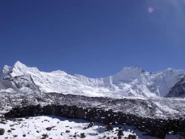 ２０１０１１月２日（火）<br />８：１０出発<br />アベックの阿部君がチュクンリの傍に、美しい湖があると外人さんから情報を得てきた。<br />クリシュナにガイドから詳しく教えてもらえと頼む。　アダムプラに向かって下る。<br /><br />９：２０タンボチェとチュクンへの分かれ道。ヤクガファイティングしている。<br /><br />久しぶりの村。水場でシャンプーする。<br />タオルはリュックの中にあるので、わざわざ出してもらう。<br />しかし汚いねぇー。キムチの汁や、鼻くそがこびりついている。<br />娘が床雑巾を石鹸で洗っているので、貸してもらい、イシにたたきつけて洗う。<br /><br />