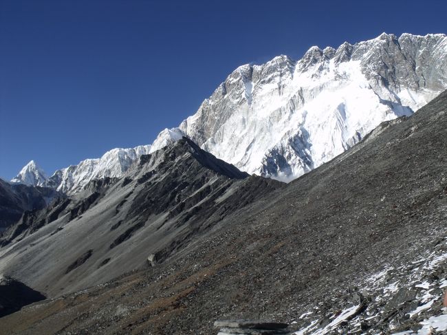 荷物をここにおいて行けばと言ったら、チュクン　ワンナイトと言う。<br />チュクンリに登ってパンポチェ泊まる者と思っていた。<br /><br />１１：５０発<br />１２：２０何の苦も無くヤクランドホテル。<br />ホットオレンジを頼むと、カップの底にはシロップがべっとりついていた。<br />１２：５５出発しようとすると、まだだと言う。ミックスロールが注文もしないのに出てきた。そういえば、さっき夕飯は何にしますかと聞かれたので、<br />注文しておいてもらったが、まさかラーメンを食ったすぐに後にまた注文を取るか？