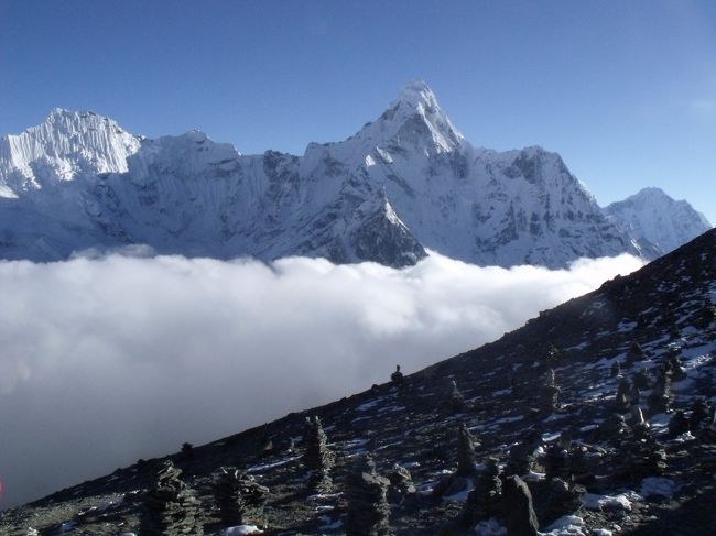 １３：１５降りてきた女性に４アワー？と聞くと３アワーと答えてくれ、胸に手を当てほっとしたと表わす。手袋を忘れたのでクリシュナに、戻って取りに行ってもらう間、リュックを被いたがやはりつらい。<br /><br />１４：１０大きい山と小さい山との重なり合う稜線　やっとはるか遠くにチュクンリが見える。クリシュナはかえるか？飛んでもありません。行くのに決まっている。立山室道から、一ノ越の峠を越えて、雄山に向かうより距離、高さがある。<br /><br />１４：５５小さな稜線を越える。黒い稜線とチュクンリの鞍部が見えてきた。<br />氷河がきれい。目の高さの岩まで、１７歩で１ハーゼーだった。<br />それが目の前にある峠まで、３０ハーゼーぐらいだった。<br />