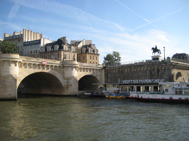 これが、有名なポンヌフ橋です。