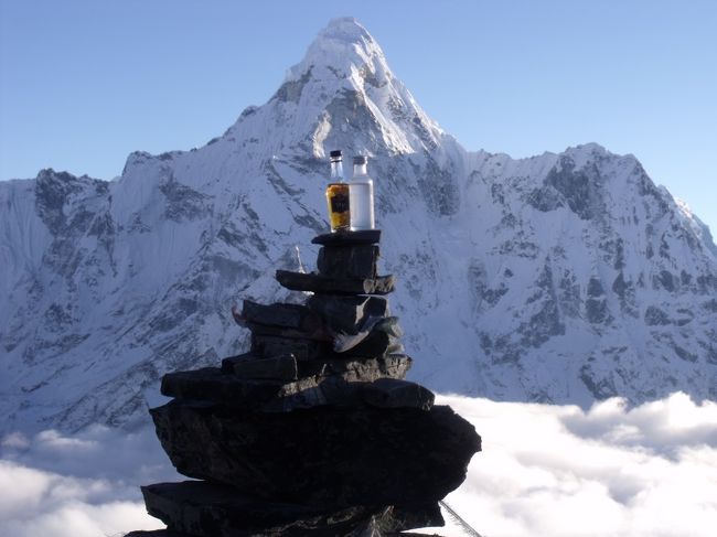 １６：２０パス着　今になって右の高い方へ行くのか、簡単そうな方へ行くのかと聞かれる。<br />シェムシェム同じだと言われる。艱難辛苦我に与えたまえ、右に行く。<br /><br />１６：４５タルチョの所でフィニシュと言われる。<br />もっと先があるが切りがない。プモリまで行ってしまう。<br />あちらのピークよりも高い。大韓航空のジンと黒ラベルをちょっとだけケルンにかけ捧げる。<br />カラパタールでちょっとだけ飲んだが、下山がひどかったので今度はのまない。<br /><br />１６：５５下山　ちょうどカメラのバッテリーがないようだ