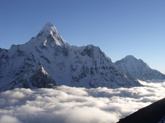 山がだいだい色に代わる。ニセエベレストが薄紫色の空に生える。<br />パナマウント映画のロゴのように見える。<br />カメラ好きの人なら、見逃せない光景だ。ちょっと見られぬ光景だ。<br />はるか下方にロッジの明かりが瞬いている。<br />ヘッドランプはもしかしてと持って来ていたが、こんなに遅くなるとは思っていなかった。<br />来る時に出会った人は４時間と言っていたし。<br />ランプが一つしかないことがより時間がかかったようだ。<br /><br />１８：５０半分泣いて、ロッジに到着。<br /><br />卵かけごはんにする。フレッシュ卵プリーズいやフレッシュエッグプリーズと言い直す。<br />安部君が笑っている。プレーンライスは外米だけど、まぁまぁ食えた。<br />持参の佃煮風アサリのふりかけが、やはりおいしかった。<br />切れ長の二重まぶたの美人もけったいなものを食っていると笑っている。<br /><br />４日間履きっぱなしのパンツを、サラサラパンツに履きなおし、<br />銀イオン濡れティッシュで全身払拭。あまり汚れてはいないようだ。<br /><br /><br /><br />