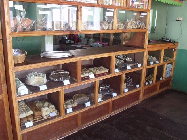 １０：４５ウォション　灌木の間に雪が残っている。<br />１１：１０ソンマSomare<br />１１：４５パンポシェ　パン屋さんのロッジなのか、パンやケーキを売っている。<br />昨日の昼のロールパンを食べるがおいしくないので、<br />ほとんどクリシュナがペチャペチャと食べた。自分はバーガーにした。まずまずと言ったところ。<br />クリシュナはジリに電話している。１分間２０RPインターネットとおんなじ。<br /><br />