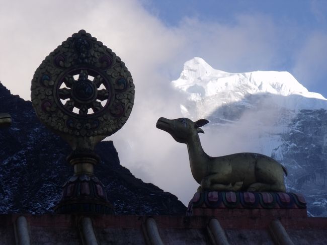 ２０１０年１１月４日（木）<br />あまり寒くないと思ったが、少し風が吹くとやはり寒いのでマニ車小屋に逃げ込む。<br />まずカンテガの頂上部がほんのちょっとピンク色になる。<br />まるで逆光なので、山肌は黒くしか見えない。<br />コンデリが横ライトを浴び、４つ程のコントラストを見せ始める。<br />ゴンパからはドラの音が鳴り始める。お参りしているのは、犬１匹だけ。<br />正面に向いてハチ公している。<br /><br />アマダプラは最後まで光らなかった。ゴンパからは正面にカンテガからの朝日を受ける。<br />荷作りしていると、リュックの底から、綿棒と、耳かきが出てきた。<br />当然たっぷりと耳垢が採れた。<br /><br />パンケーキにジャムを持ってきたので、ハニーはないかと聞くと、ジャムは下げられてしまった。隣の席の人は向かいのベーカリーホテルから、焼きたてのパンを取り寄せている。クロワッサン風でいかにもおいしそう。<br /><br />百坂や　古き宿場のマニ車　なおあまりある　昔なりけり