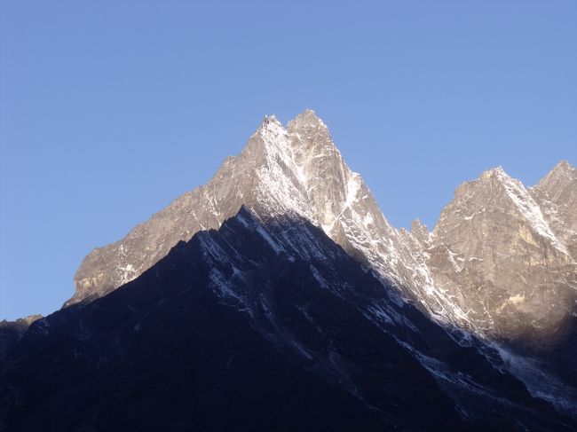 ８：００出発　　緩やかな坂を快適に下る。<br />エベレストホテルや、クムジュンの町も目の高さに見える。<br />急坂をよたよたと快調に下る。外人さんは飛ぶように駆け降りる。<br />ポーターは前後に荷物、手に袋を持って、必死になってついている。<br /><br />９：００谷底でスプライトを飲んでいるのを見て、今回初めての贅沢をする。<br />クリシュナは本当にスプライトかと確認している。ここでさえ２５０RP（３００円くらい）もする。<br />９：５０Losasa　少し急な登り。ジグザグ道で、息もきれずに登る。<br />久しぶりに赤ちゃんと猫を見る。