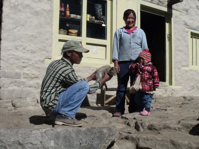 １０：４５Sanasaジャンクション<br />クムジュン２０分、ゴキョウ？H、タンポチェ２Hと書いてある。下りでも２時間４５分かかったぞ。<br />１１：４５クリシュナ　ビスケットを１袋全部、水なしで食べてしまった。<br /><br />１２：３５ナムチェ着　着くなりクリシュナは煙草買い。<br />街道沿いの小学校の下で銀行があった。１００ドル６８００RP<br />工事中のホテルがあった。ここでは梁に鉄筋を入れている。<br />１３：００レストランに入る。<br />ヒラリーさんの銅像はどこにあるかと聞くと、それはクムジュンにあると言う。年末にニュージーランドに行くつもりなので、若いヒラリーと年食ったヒラリーさんを撮り較べて見たかったのに。