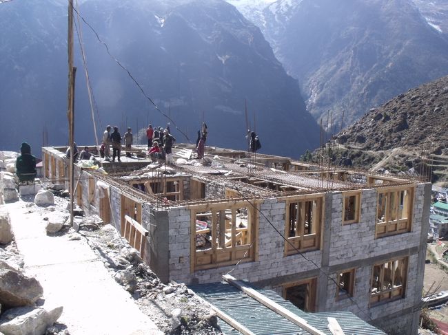 ポップコーンを注文する。ポップコーンを日本語でなんというのかと聞かれ、<br />ポップコーンはポップコーンだよと答える。<br /><br />１３：３０少し降りたところにビリヤード家があった。<br />４人でキュー２本でやっている。へたくそだ。<br /><br />２：２５ナムチェの急坂の途中の休憩所<br />ミカン２こ１００RPだと。１個４０RPにまけさす。グァバない。<br />甘みが強くなったような気がする。もう少し下るともう１軒店を開いている、<br />ここでは１個３０RP<br /><br />１５：０５　１の橋<br />１５：３０　２の橋の手前より、赤い屋根のジョサレが見れる。<br />