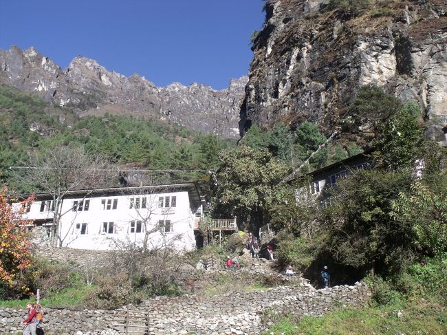 １５：４５Jorsalleの検問所２８０５M<br />兵士の後ろに回りワァーと驚かすが、このおっさん何しているの状態で反応なし。<br />さすがにネパールの兵士。<br /><br />吊り橋目いっぱいにポリタンクを運んでいる。４×４の３段４８個だ。<br /><br />１６：１５急な坂を上ってモンジョの関<br />入山した日付と付け合せてOK<br /><br />１６：２０どこかでツナスパゲティがおいしかったので、注文しようとメニューを見るが、<br />トマト何とかと３種類しかなく、トマトソースウィズツナと注文したら、<br />トマトソースのかかったスパゲティに皿に乗せられたツナ缶が出てきた。