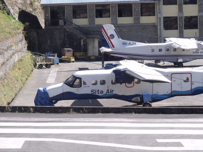 ２０１０年１１月５日（金）<br />８：００出発　NHKが取材に来ている。サミットを行くとかなんとかだ。<br />前回のエベレスト特集は熱心に見て、参考にした。<br />ニュージーランドは今日あたり放映されているそうだ。妻よビデオ録画いているだろうな。<br /><br />９：２０TocToc頑張って降りてきたのに、まだ１時間半もかかっていない。<br />今日はティハリ。犬もおめかしをする日。<br />９：５５パグディン　腹減った。アップルパイはあまりうまくなかった。アンも少なく上品すぎる。<br /><br />１１：０５イエティマウンテンホテルを過ぎる。<br />１２：１５ChepLing　田部井順子さんのリンゴ園のプロジェクトは解らずじまい。<br />次から次と飛行機が発着している。日本人もたくさん降りてくる。岳徒出陣だ。<br />♪北へ向かう人の群れは　誰もおしゃべりで〜<br /><br />この人たちはあんなすごい景色もあることも知らずに、ナムチェあたりで満足して帰ってくるのだろうとおもう。<br /><br />エベレスト　浜の真砂は尽きるとも　トレッキングの列は尽きまじ