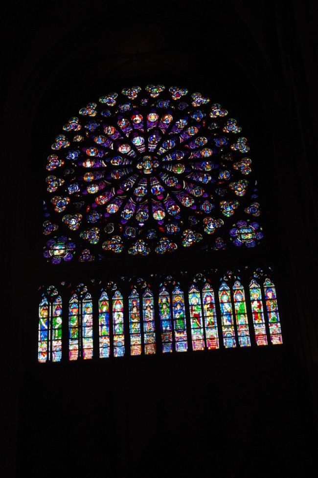 バラ窓。<br />ステンドグラスに描かれた絵は、<br />字が読めない人のための聖書の絵解きだったそう。