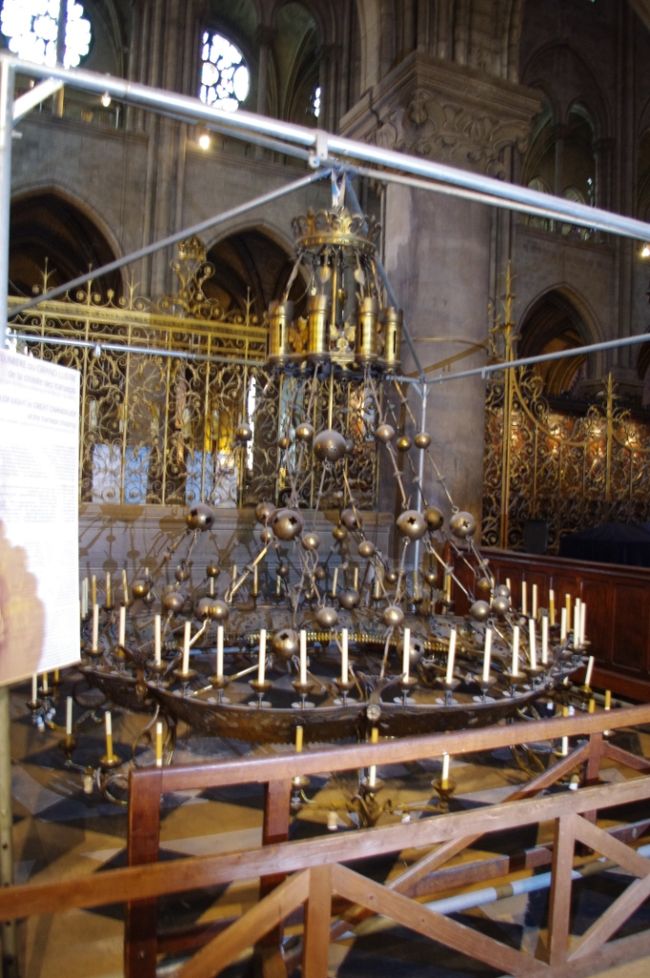 シャンデリア？<br />前に飾ってあったのかな？