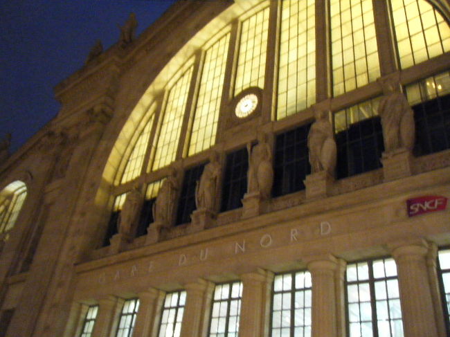 ユーロスターの発着駅は北駅です。<br />１１月の朝７時過ぎはまだ暗いですね。<br />エスカレーターに乗るとユーロスターの改札があります。<br />そこで仏出国・英入国の手続きを済ませ列車に乗ります。