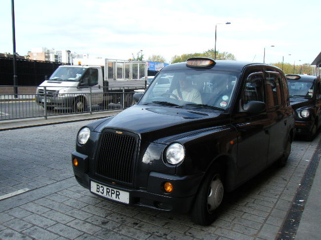 キャブという名のロンドンタクシーです。<br />５人までゆったり乗れるほど中は広いです。<br />ロンドンは地下鉄が高いですからね。<br />複数人いたらタクシー移動でもいいかな。