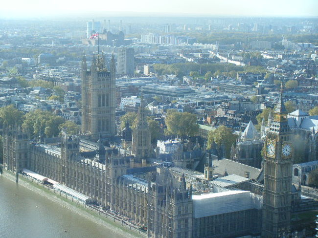 ビックベンを見下ろすってこんな感じなんですね。<br />今まで見上げるものだったので不思議な感じです。<br />それにしてもいつ見ても美しい建物です。