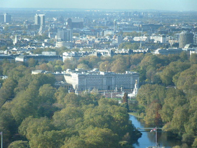 バッキンガム宮殿です。パリ滞在中にウィリアム王子の婚約が発表されました。嬉しいニュースですね。